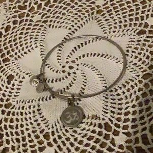 ❤️3 for $20❤️EUC Alex and Ani Silver Om Bracelet